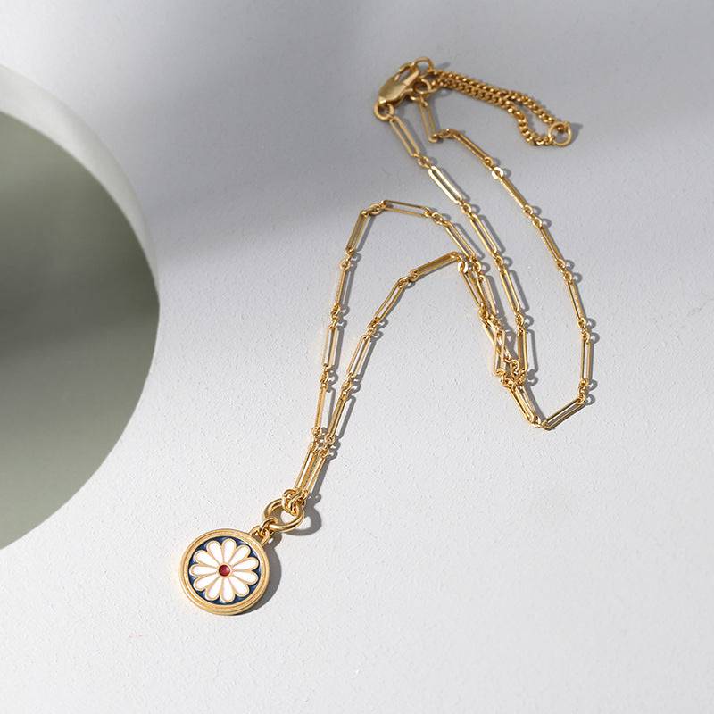Daisy Delight Pendant Necklace